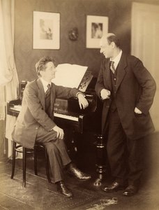 ألكسندر زيملينسكي وأرنولد شونبيرج في براغ عام 1917. بواسطة براغ. استوديو الصور شلوسر ووينيش