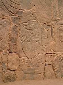 Figure of a warrior wearing a helmet and holding a club (stone) بواسطة ما قبل كولومبوس قبل كولومبوس