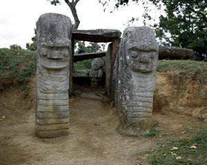 النحت المغليثى من caryatids حيوانية بواسطة ما قبل كولومبوس قبل كولومبوس