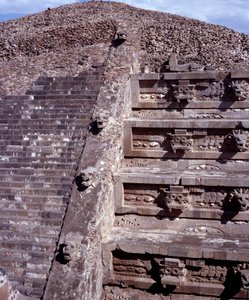 Precolombian civilization: view of the site of Teotihuacan (300 BC-600 AD): the Temple of Quetzalcoatl or Temple of the Feathered Snake. Mexico بواسطة ما قبل كولومبوس قبل كولومبوس
