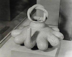 مزهرية مزينة بعشرة أشكال من الحلمات ، Huastecan ، حوالي 1000-1250 (تيراكوتا) (صورة بالأبيض والأسود) بواسطة ما قبل كولومبوس قبل كولومبوس