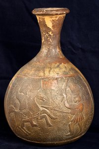 زجاجة تصور معركة بين فارس ومحارب على الأقدام (تيراكوتا)