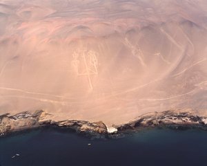 منظر جوي لشمعدانات باراكاس أو الشمعدانات في جبال الأنديز ، في خليج بيسكو (1983 - تصوير فوتوغرافي) بواسطة عصور ما قبل التاريخ