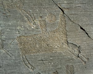 عصور ما قبل التاريخ ، حضارة كاموني ، الفن الصخري: صخرة قبر تصور محاربًا على ظهور الخيل مع درع. الفترة بين العصر الحجري الحديث والعصر البرونزي. Capo di Ponte ، منتزه Naquane Rock Carvings الوطني ، Valcamonica ، Val Camonica ، إيطاليا بواسطة عصور ما قبل التاريخ