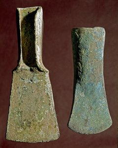 عصور ما قبل التاريخ: فأس ورمح في الصوان. حضارة الأبينيني (أو العصر البرونزي الإيطالي). 1400-1300 ق. بيروجيا ، Museo Archeologico Nazionale dell'Umbria