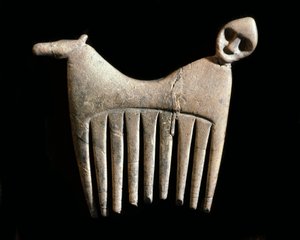 عصور ما قبل التاريخ: مشط عظمي برأس لرجل وحصان من جزيرة جوتلاند. العصر الحجري. المتحف السويدي للآثار الوطنية ، ستوكهولم السويد