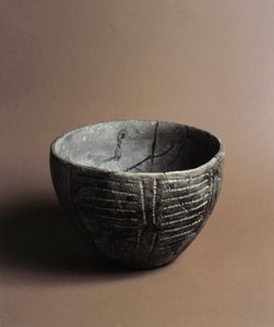 عصور ما قبل التاريخ: مزهرية خزفية منقوشة بزخارف من العصر الحجري الحديث من Caverna Delle Arene في كانديد (ليغوريا). بيغلي ، متحف فيلا بالافيسيني بواسطة عصور ما قبل التاريخ