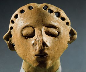 عصور ما قبل التاريخ ، ثقافة Cucuteni-Trypillia (Cucuteni Trypillia أو Tripolya): رأس تمثال من الطين. 3000 قبل الميلاد العصر الحجري الحديث ، العصر الحجري. كيشينيف (كيشيناو) ، المعهد التاريخي للعلوم في جمهورية مولدوفا
