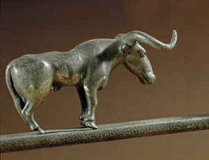 عصور ما قبل التاريخ: تمثال الثور الفضي من قبر مايكوب (القوقاز). 3000-2500 قبل الميلاد العصر الحجري الحديث ، العصر النحاسي. سانت بطرسبرغ ، متحف الارميتاج ، روسيا بواسطة عصور ما قبل التاريخ