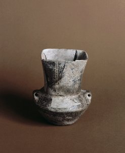 عصور ما قبل التاريخ: مزهرية مربعة الفتح عليها كتابات من العصر الحجري الحديث من Caverna Delle Arene في كانديد (ليغوريا). بيغلي ، متحف فيلا بالافيسيني بواسطة عصور ما قبل التاريخ
