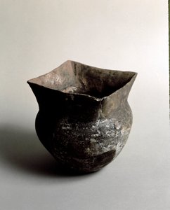 عصور ما قبل التاريخ: مزهرية من الطين مع فتحة مربعة من العصر الحجري الحديث من Caverna Delle Arene في كانديد (ليغوريا). بيغلي ، متحف فيلا بالافيسيني بواسطة عصور ما قبل التاريخ