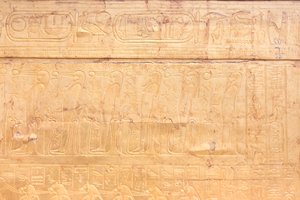 الضريح الذهبي الخارجي لغرفة دفن توت عنخ آمون ، المتحف المصري ، القاهرة ، مصر بواسطة عصور ما قبل التاريخ