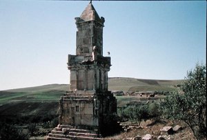 نصب يعرف بضريح العتبان (صورة)