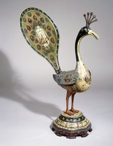 طاووس قاجاري مرسوم بزخارف من الزهور ، وخراطيش مصورة تصور رجال الحاشية ، القرن التاسع عشر بواسطة مدرسة قاجار
