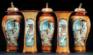 ارتفع مقهى au lait ground famille من خمس قطع ، فترة Qianlong بواسطة اسرة تشينغ الصينية