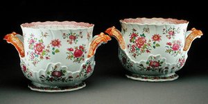 زوج من مبردات النبيذ الورد من فاميل ، حوالي 1775 (بورسلين) بواسطة اسرة تشينغ الصينية