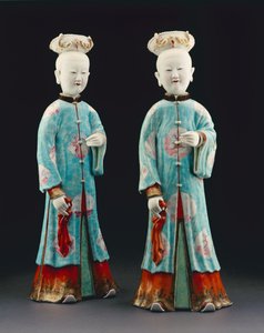 زوج من التماثيل النسائية ، فترة Qianlong ، 1736-95 (الخزف)