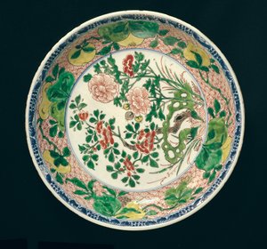 طبق بزخرفة فاميلي فرت ، فترة كانجشي ، 1662-1722 (سيراميك) بواسطة اسرة تشينغ الصينية
