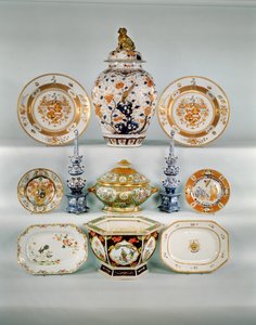 إناء درابزين إماري طبق وردة من نبات الورد ، حوالي عام 1724 ؛ فاميل روز بومب سلطانية وغطاء ؛ مزهرتان من زهور التوليب باللونين الأزرق والأبيض ؛ لوحة درع فاميل روز ؛ لوحة إماري لكورنيليوس برينك ؛ طبق مستطيل من فاميل روز فاميل روز جاردينير سداسية (بورسلين) بواسطة اسرة تشينغ الصينية