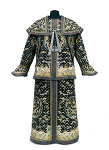 الزي الاحتفالي النادر للحرس الإمبراطوري ، فترة تشيان لونغ - جياكينغ (1736-1820) (الساتان الحريري) (انظر أيضًا 992766-7) بواسطة اسرة تشينغ الصينية