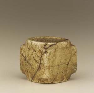 اسطوانة مربعة مجوفة من نوع tsung (الكالسيت) بواسطة اسرة تشينغ الصينية