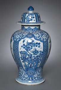 مزهرية مع غطاء ، 1662-1722 بواسطة اسرة تشينغ الصينية