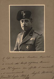 ألبوم "MVSN- Blackshirts": وحدة تحكم الميليشيا بالزي الرسمي ، 07/1935 (b / w photo) بواسطة ر. بيتريللي