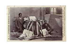 جيمس شوما وعبد الله سوسي مع ديفيد ليفينجستون المصنوعات اليدوية ، دير نيوستيد ، إنجلترا ، يونيو 1874 (طباعة زلال) بواسطة ر وابن ألين
