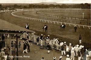 The Race-Course, Poona, c.1900-30 (sepia photo) بواسطة رافائيل تاك وأولاده