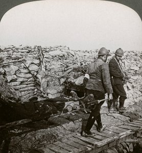 حاملات نقالة بلجيكية تحمل جرحى في خندق ، Dixmude ، بلجيكا ، الحرب العالمية الأولى ، 1914-1918. بواسطة واقعية يسافر الناشرين