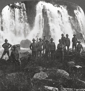 القوات البريطانية تنعش نفسها في شلال ، إفريقيا ، الحرب العالمية الأولى ، c1914-c1918 بواسطة واقعية يسافر الناشرين