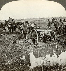 إزالة مسدس ميداني من موقع غمرته الحرب العالمية الأولى ، 1914-1918. بواسطة واقعية يسافر الناشرين