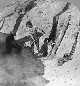 السافرون وعمال المناجم في العمل ، إبرس بارز ، بلجيكا ، الحرب العالمية الأولى ، c1915-c1917 بواسطة واقعية يسافر الناشرين