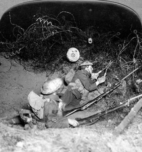 جنود يقطعون دفاعات الأسلاك الشائكة ، أوبي ، فرنسا ، الحرب العالمية الأولى ، 1914-1918.