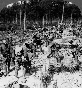 الجنود يحفرون الخنادق ، الحرب العالمية الأولى ، 1914-1918.