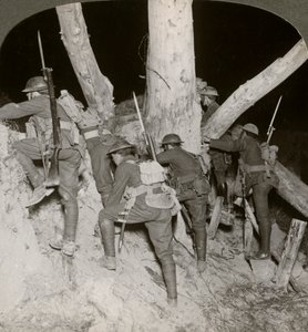 الجنود يغادرون خندقًا في غارة ليلية في ميسينز ، بلجيكا ، الحرب العالمية الأولى ، 1914-1918. بواسطة واقعية يسافر الناشرين