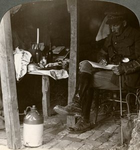 ضابط أركان في مخبأ يدرس التفاصيل قبل الهجوم ، الحرب العالمية الأولى ، 1914-1918 بواسطة واقعية يسافر الناشرين