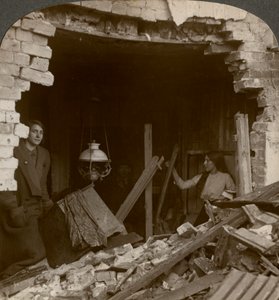الأضرار التي لحقت بقنبلة زيبلين الألمانية ، الحرب العالمية الأولى ، 1914-1918. بواسطة واقعية يسافر الناشرين