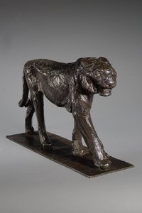 النمر الملكي العظيم غراند تيجري رويال ، حوالي عام 1913 (برونزي مع الزنجار البني الداكن) بواسطة رامبرانت بوجاتي