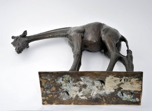 زرافة كبيرة برأس منخفض ، على غرار 1909-10 ، مصبوبة قبل عام 1913 (برونزية) (انظر أيضًا 3084917-43) بواسطة رامبرانت بوجاتي