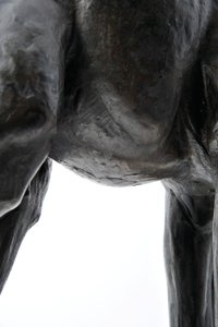 زرافة كبيرة برأس منخفض ، على غرار 1909-10 ، مصبوبة قبل عام 1913 (برونزية) (انظر أيضًا 3084917-43) بواسطة رامبرانت بوجاتي