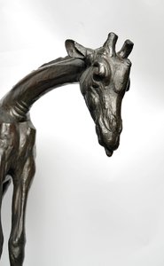 زرافة كبيرة برأس منخفض ، على غرار 1909-10 ، مصبوبة قبل عام 1913 (برونزية) (انظر أيضًا 3084917-43) بواسطة رامبرانت بوجاتي