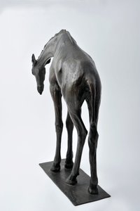 زرافة كبيرة برأس منخفض ، على غرار 1909-10 ، مصبوبة قبل عام 1913 (برونزية) (انظر أيضًا 3084917-43) بواسطة رامبرانت بوجاتي