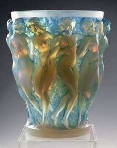 باتشانتس ، 1927 (زجاج أوبال) بواسطة رينيه جول لاليك