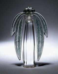 Bouchon Eucalyptus ، رقم 507 ، حوالي عام 1919 (زجاج شفاف ، مصنفر وذو لون أخضر) بواسطة رينيه جول لاليك