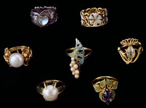 Gold, silver and copper rings with enamel, opal, pearls, amethysts and brilliant diamonds بواسطة رينيه جول لاليك