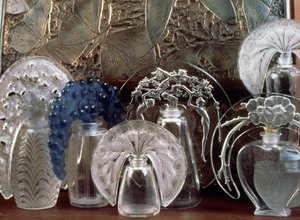 Perfume flacon in glass بواسطة رينيه جول لاليك