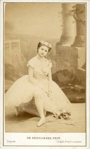 أنجلينا فيوريتي ، راقصة الباليه الإيطالية في أوبرا باريس (صورة b / w) بواسطة Reutlinger Studio (بعد)