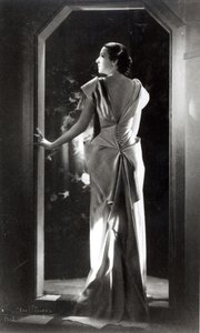 فستان من تصميم Madeleine Vionnet (1876-1975)