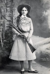 آني أوكلي ، حانة. ج 1899 بواسطة ريتشارد كايل فوكس